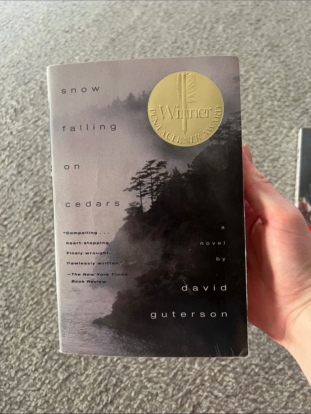 Snow Falling on Cedars by David Guterson - Paperback, Black/Gray Cover